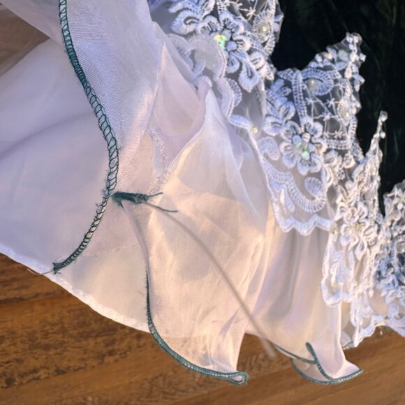 Girls Green Velvet Dress With White Lace & Pearl Accents Size 7 Elegant Design M - Picture 9 of 16